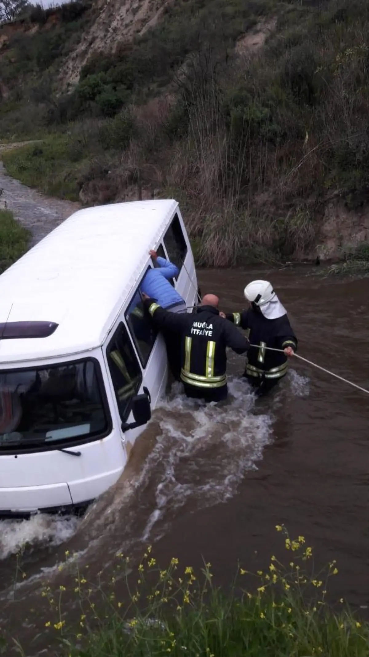 Derede Sürüklenen Minibüsteki 3 Kişiyi İtfaiye Kurtardı