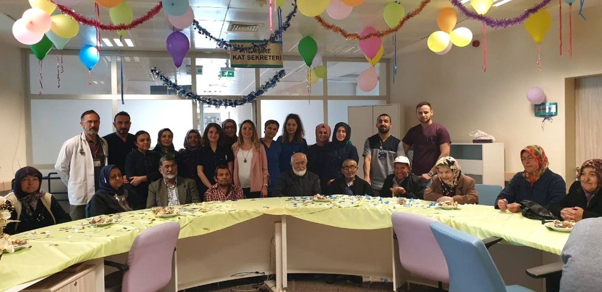 Diyaliz Servisinde Toplu Doğum Günü