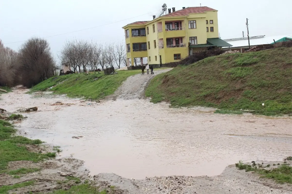 Elazığ\'da Dere Taştı, Yol Kapandı