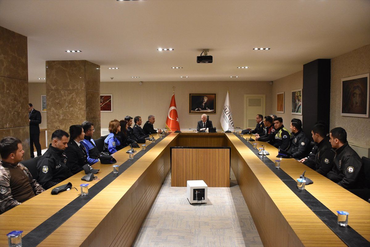 Emniyet Müdürü Karaduman ve Polislerden Vali Gül\'e Ziyaret