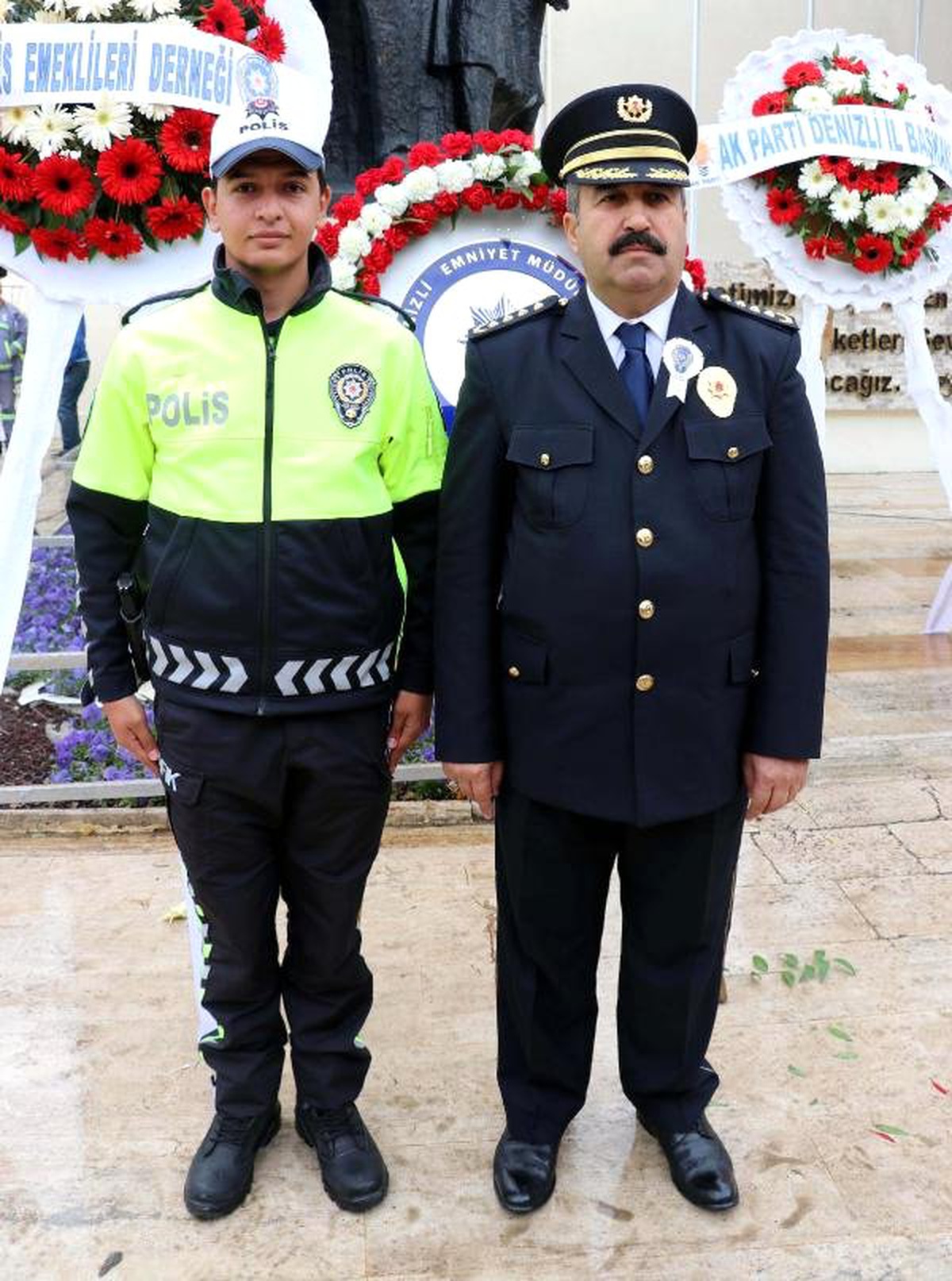 Emniyet Müdürünün Elinden 1 Yıl Önce Muhabir, Şimdi Polis Olarak Pasta Yedi (2)