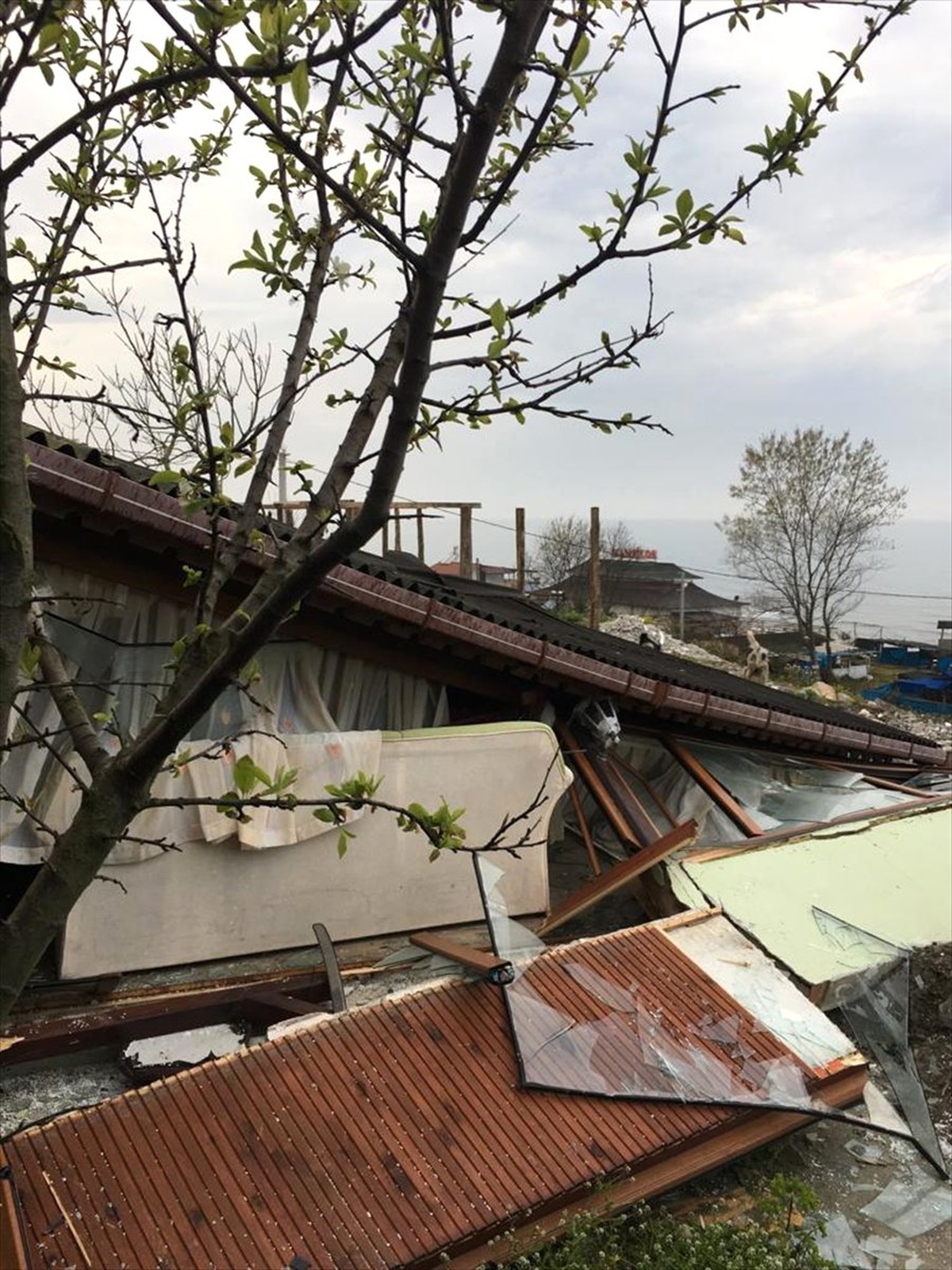 Freni Boşalan Kamyon Çay Bahçesine Girdi