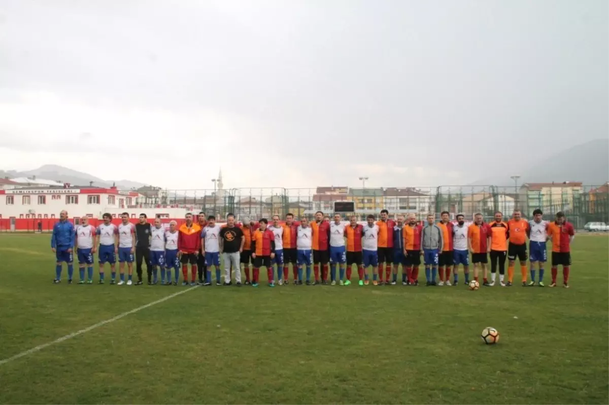 Galatasaraylı Veteranlar Gemlik\'te Gösteri Maçı Yaptı