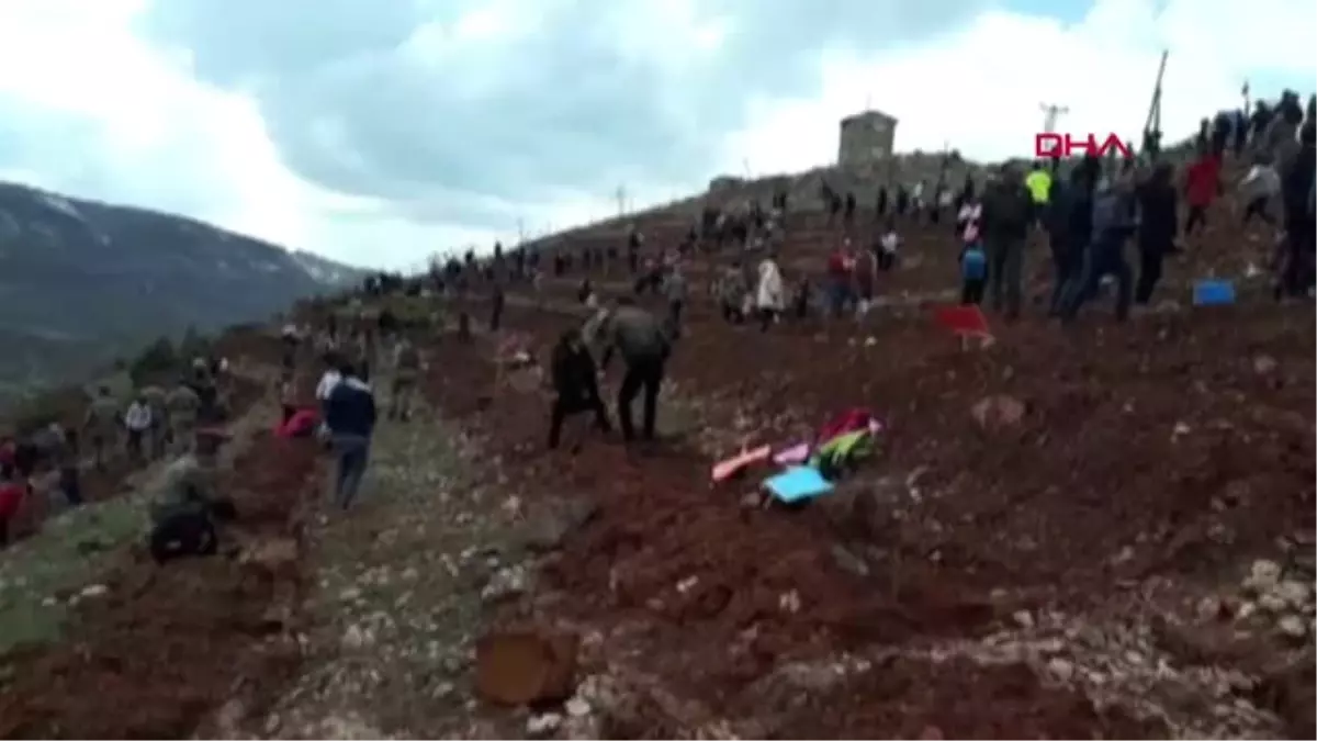 Hakkari Çukurca\'da Sınırdaki Üs Bölgesine Fidan Diktiler