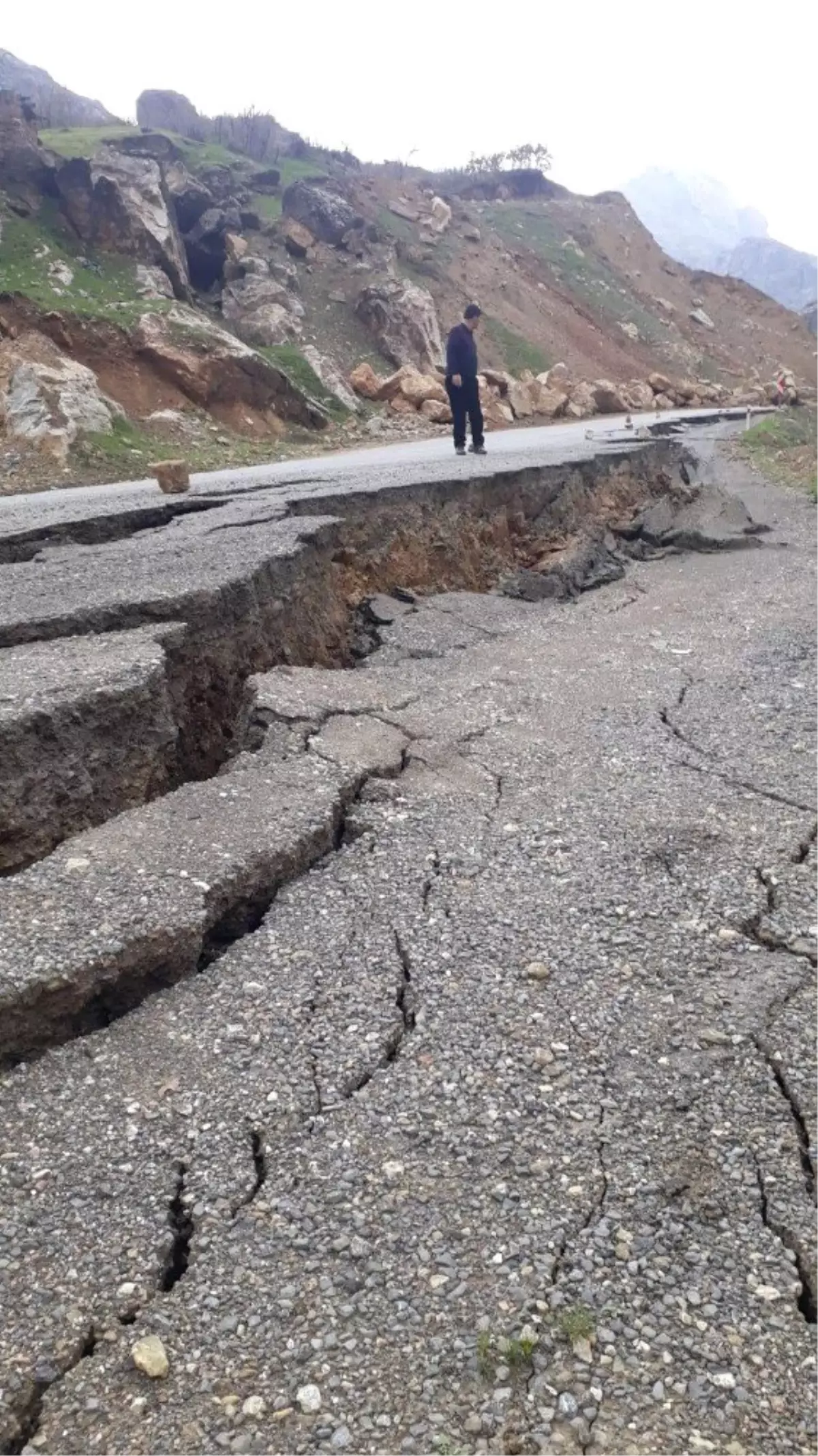 Hakkari\'de Heyelan Sonucu Yol Çöktü