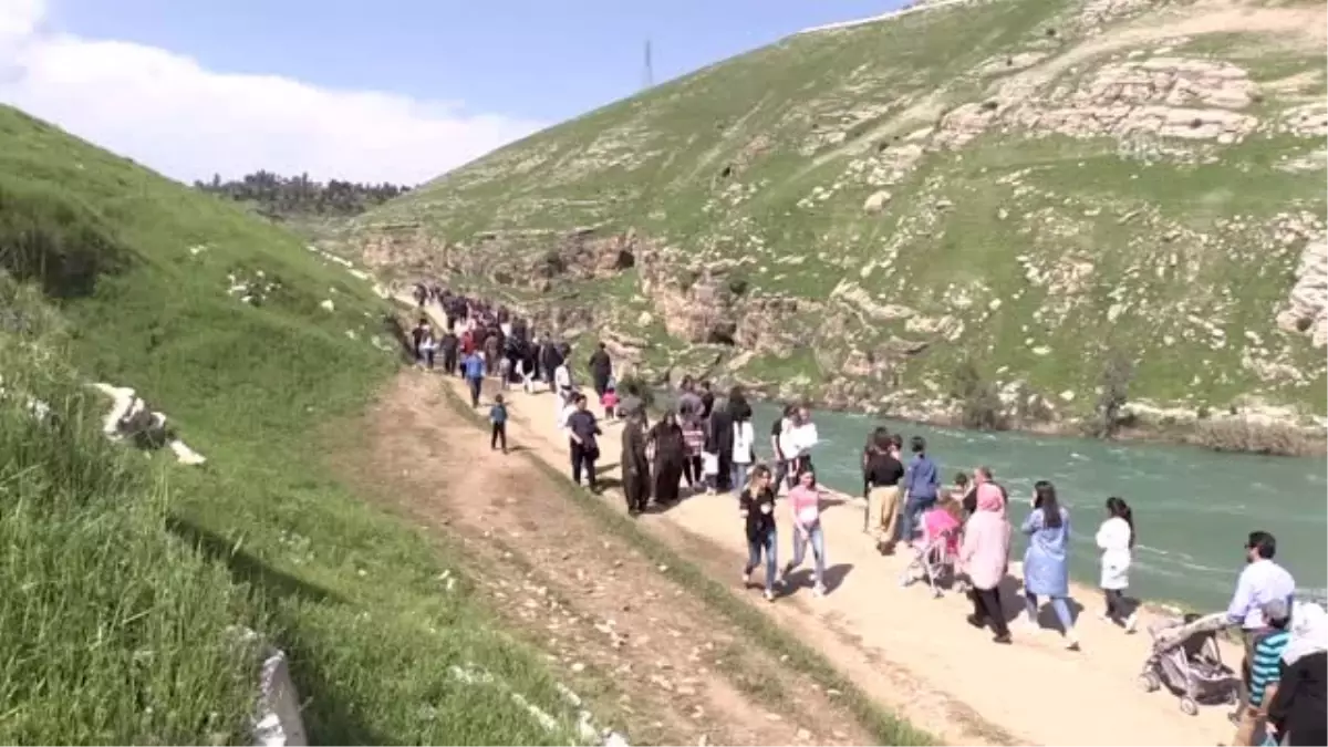 Iraklılar Taşma Seviyesine Gelen Dukan Barajı\'na Akın Etti