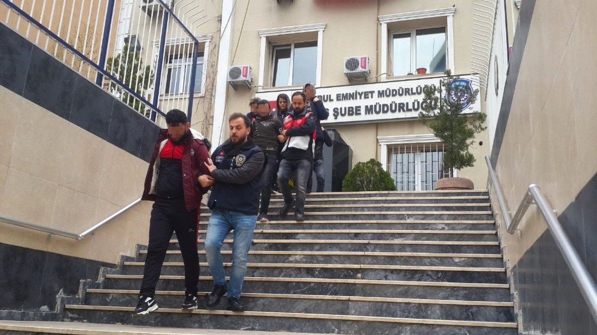 İstanbul\'da Sahte Altın Sikke Satan Suriyeli Şahıslar Suçüstü Yakalandı