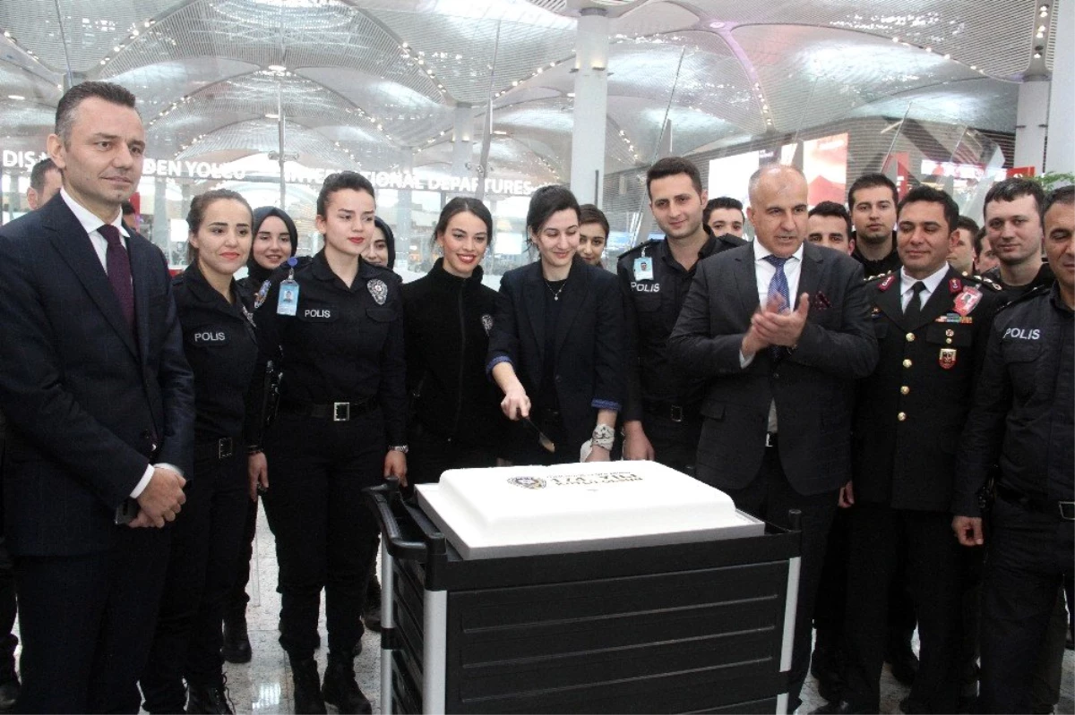 İstanbul Havalimanı\'nda Polislerden Yolculara Pasta İkramı