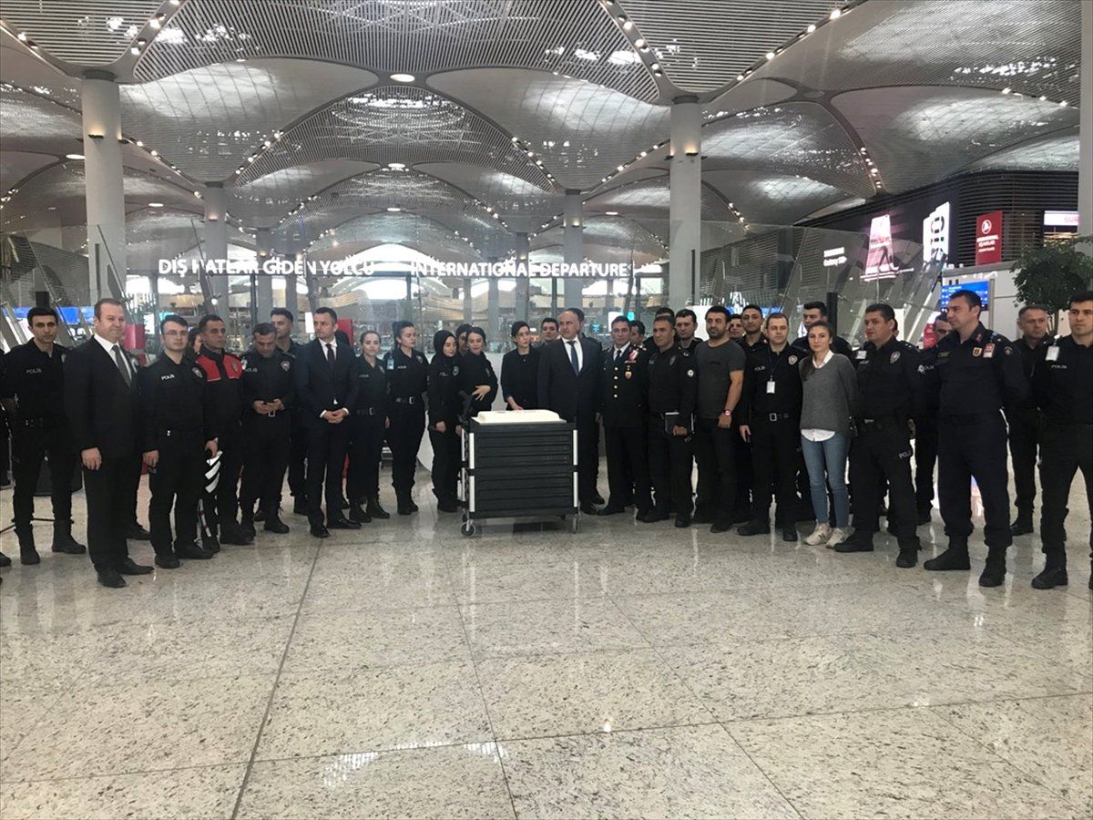 İstanbul Havalimanı\'nda Polislerden Yolculara Pasta İkramı