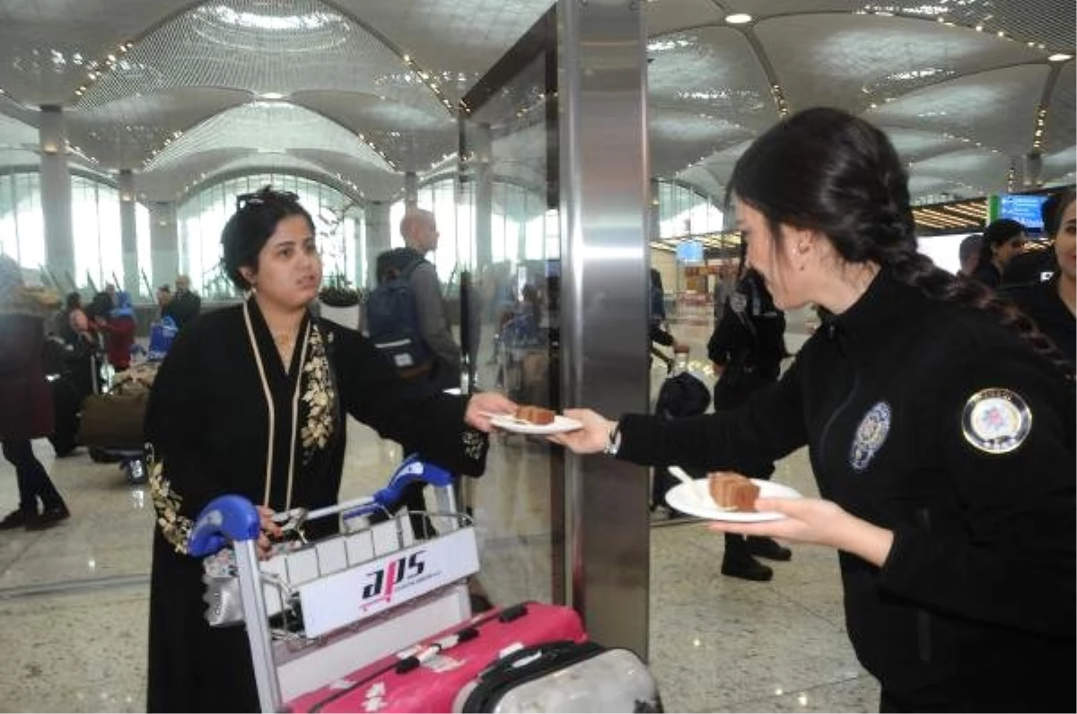 İstanbul Havalimanı\'nda Polisten Yolculara Pasta İkramı