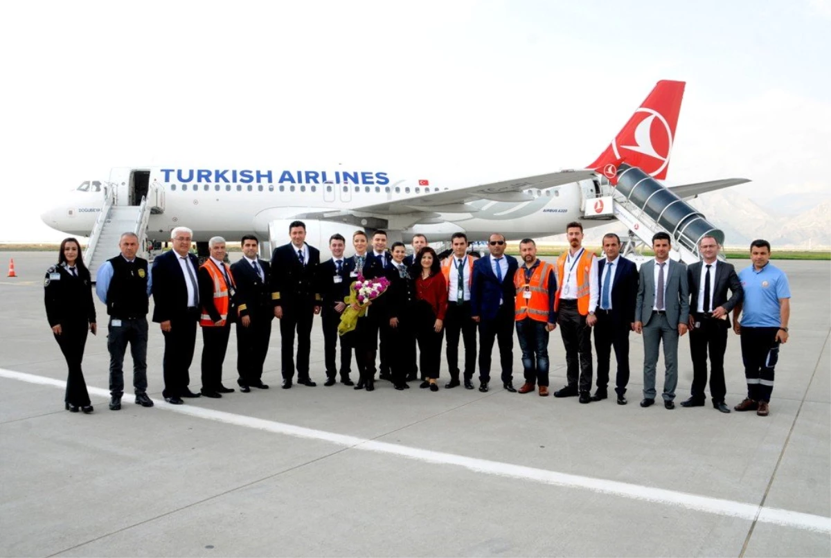 İstanbul Havalimanı\'ndan Şırnak\'a Gelen İlk Uçak Su Tankıyla Karşılandı