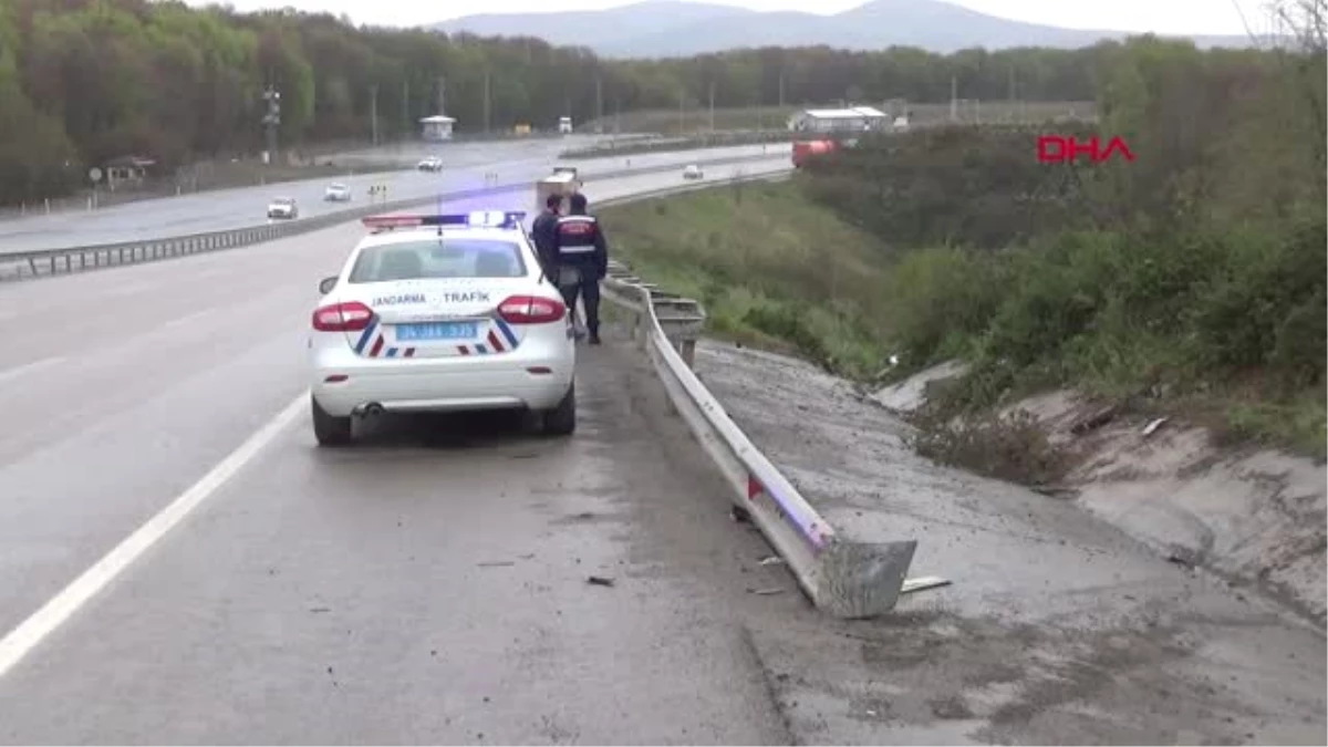 İstanbul- Şile\'de Yağmurla Kayganlaşan Yolda Araç Takla Attı 3 Yaralı