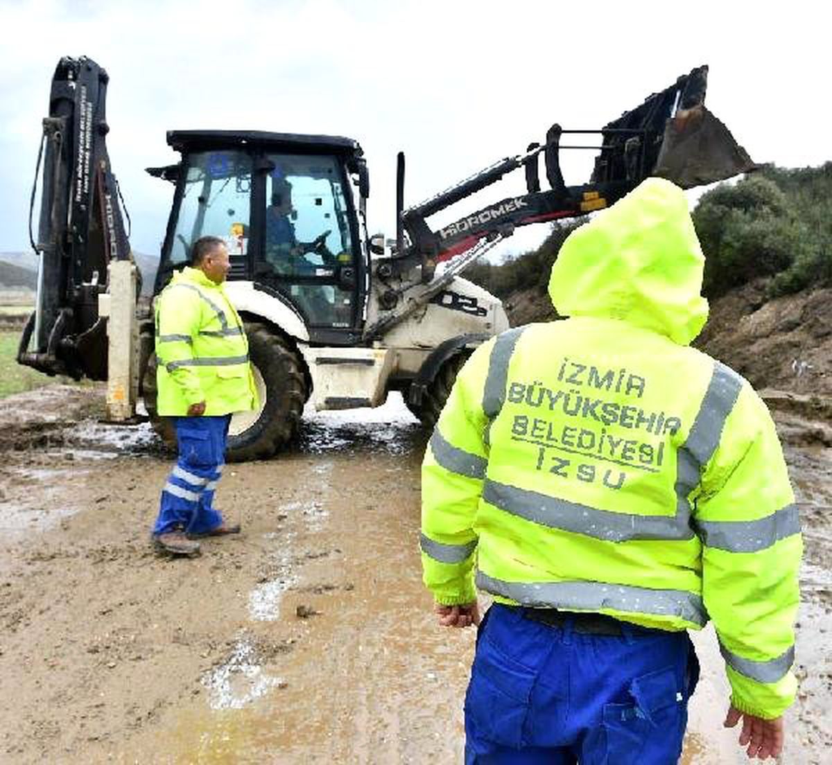 İzmir\'de Şiddetli Yağmur; Kiraz\'da Köprü Yıkıldı