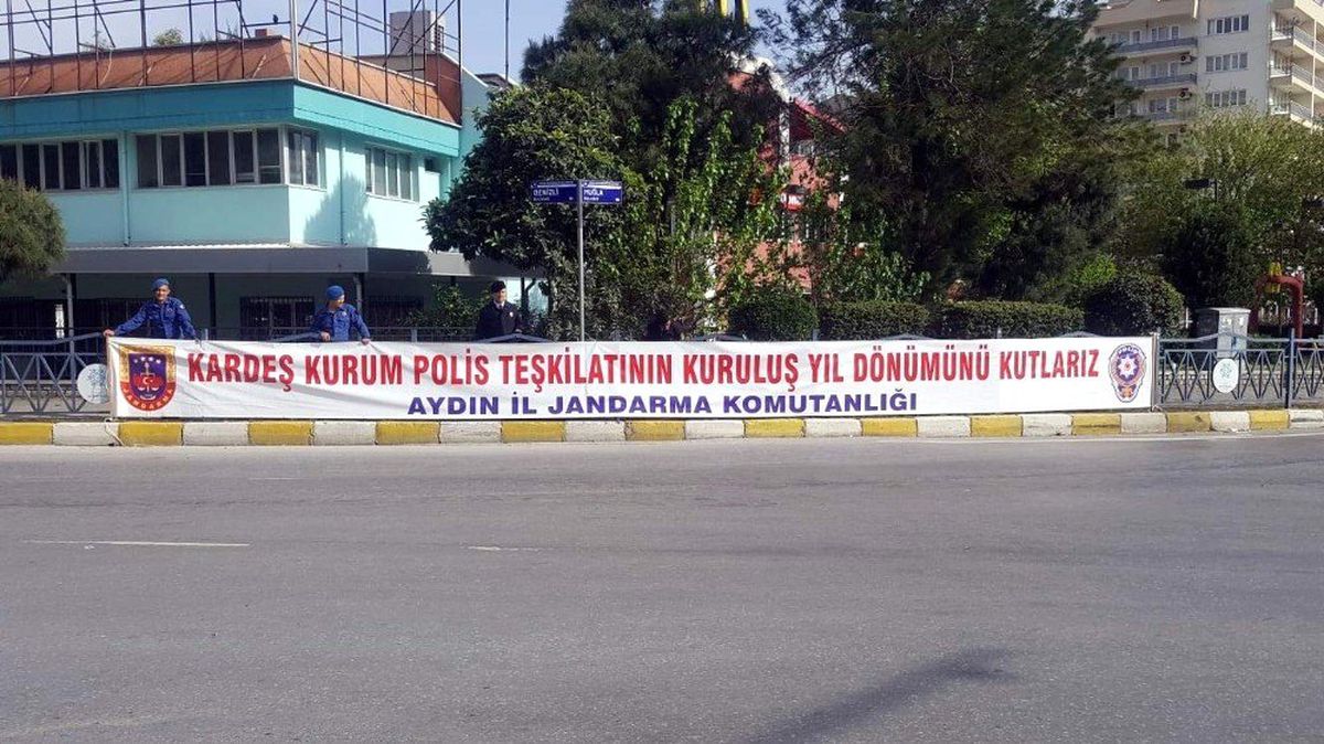 Jandarmadan Polise Pankartlı Jest