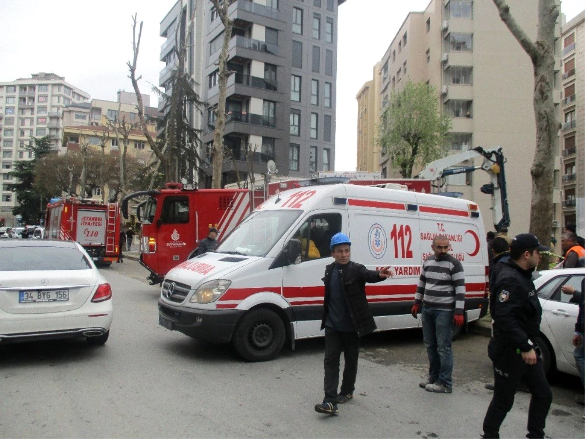 Kadıköy\'de Üzerine Demir Profillerin Düştüğü İşçiyi İtfaiye Kurtardı