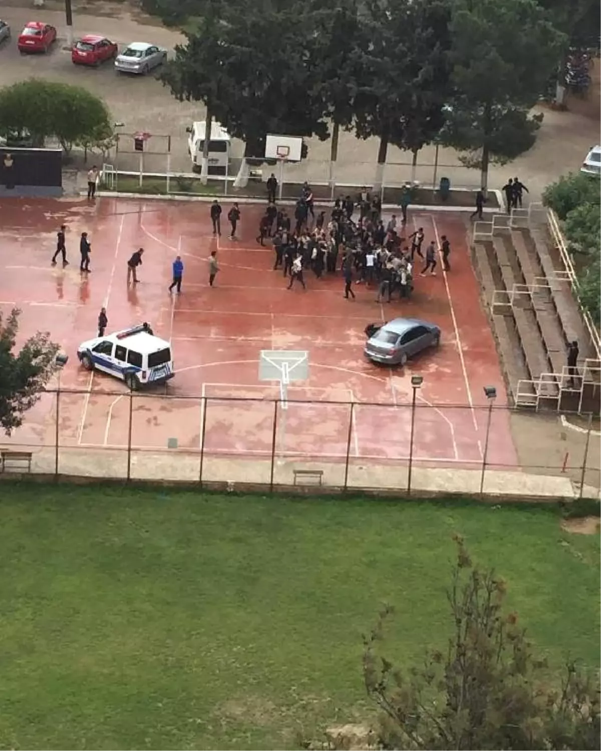 Kavga İhbarı Yapılan Okulda Polislere Sürpriz Kutlama