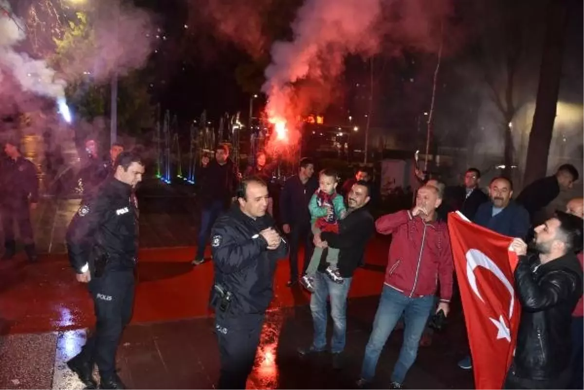 Kavga\' İhbarına Giden Polislere Anlamlı Kutlama