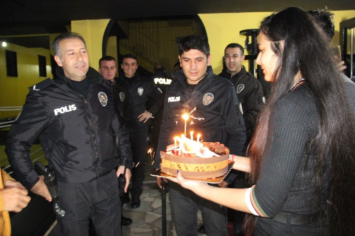 Kavga İhbarına Giden Polislere Sazlı Pastalı Sürpriz