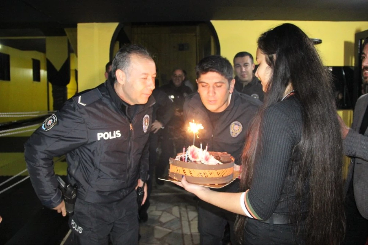 Kavga İhbarına Giden Polislere Sazlı Pastalı Sürpriz