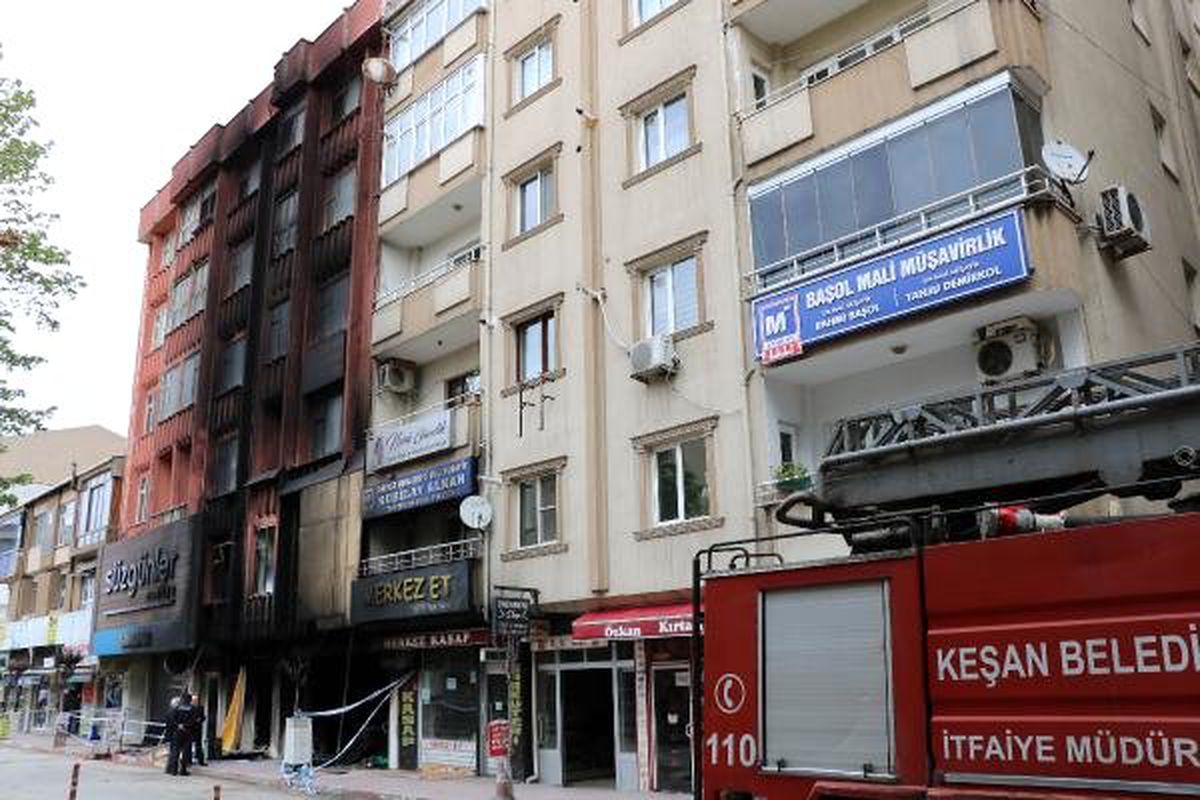 Keşan\'da Yanan 5 Katlı Binada Çökme Tehlikesi