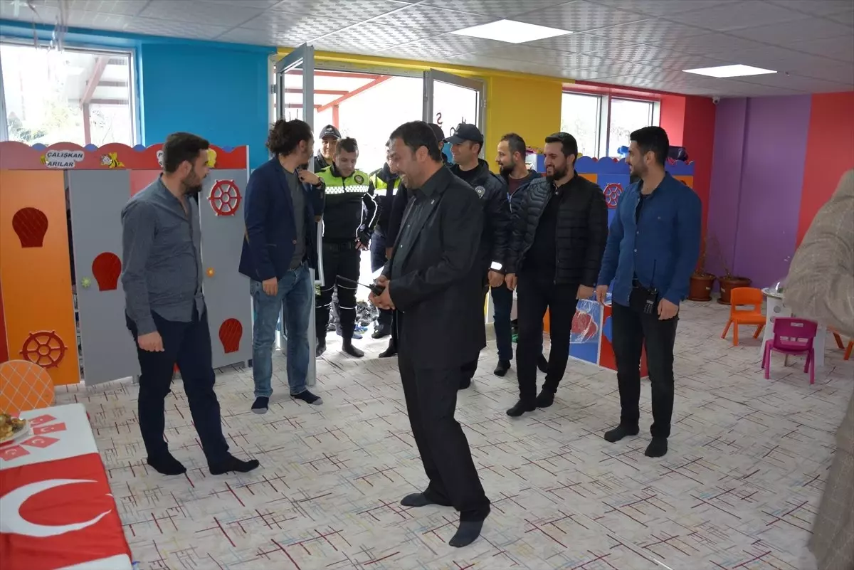 Kreşe Kavga İhbarına Giden Polislere Pastalı Sürpriz