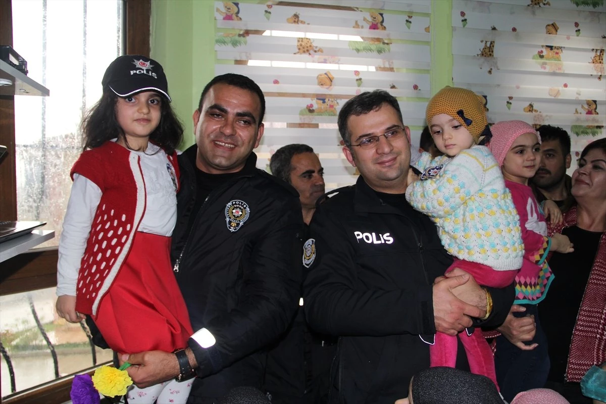 Mardin\'de Çocuklardan Polislere Sürpriz Kutlama