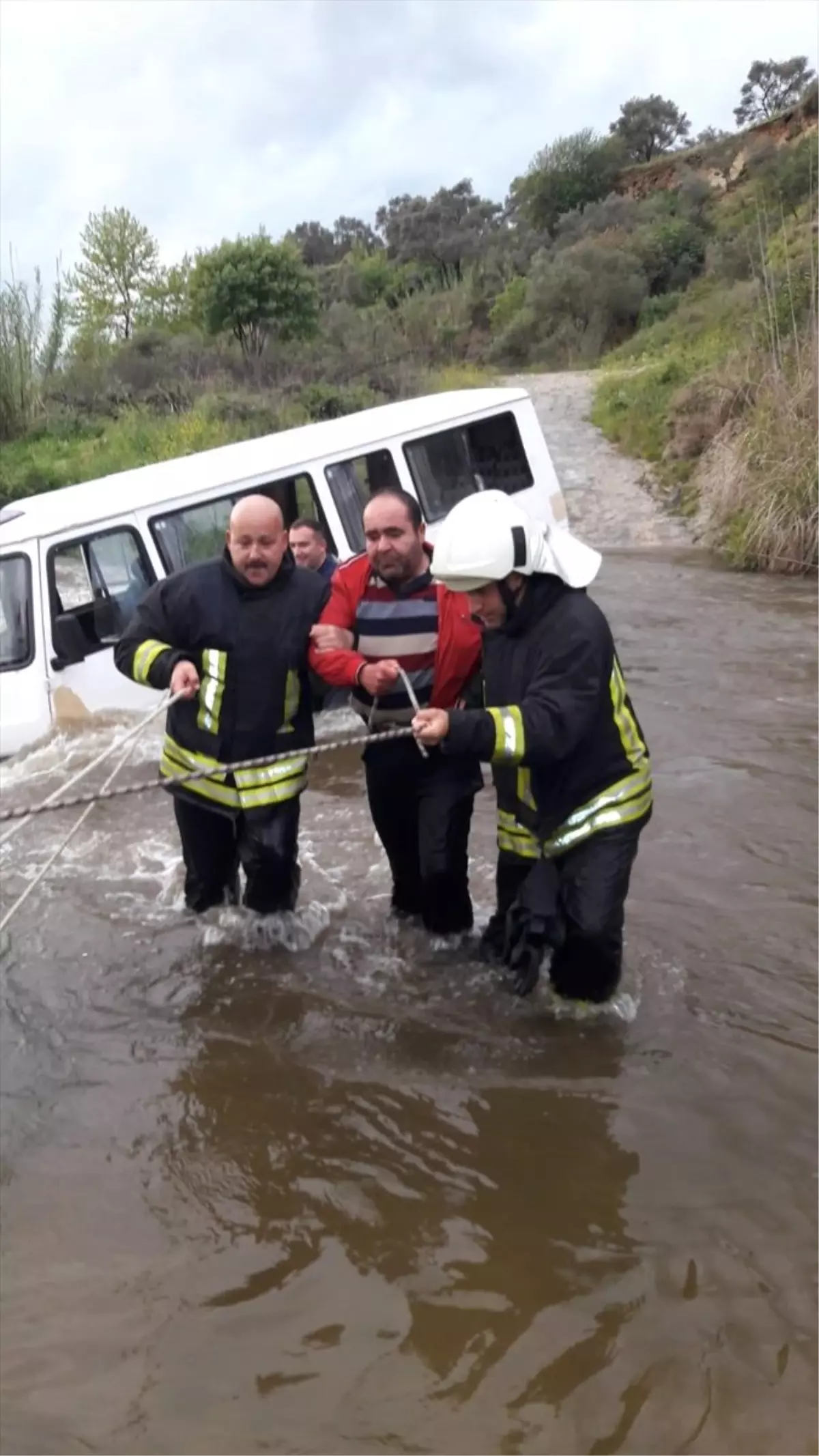 Minibüsle Çaydan Geçerken Mahsur Kaldılar