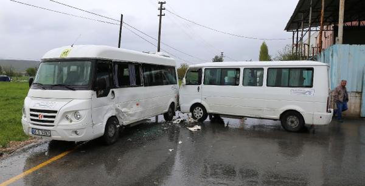 Muğla\'da Öğrenci Servisleri Çarpıştı: 4 Yaralı