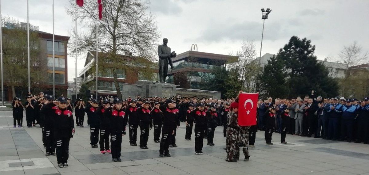 Öğrenciler Polis Marşını Söylediler