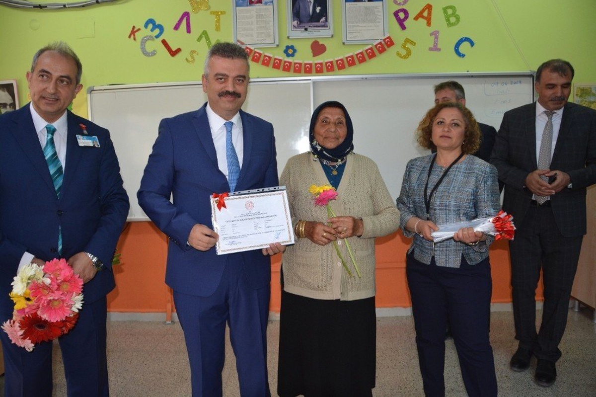 Okuma-yazma Öğrenen Yetişkinler Belgelerini Aldı