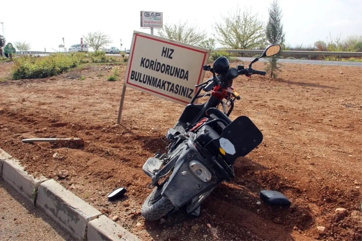 Otomobille Çarpışan Elektrikli Bisikletteki 2 Kişi Ağır Yaralandı