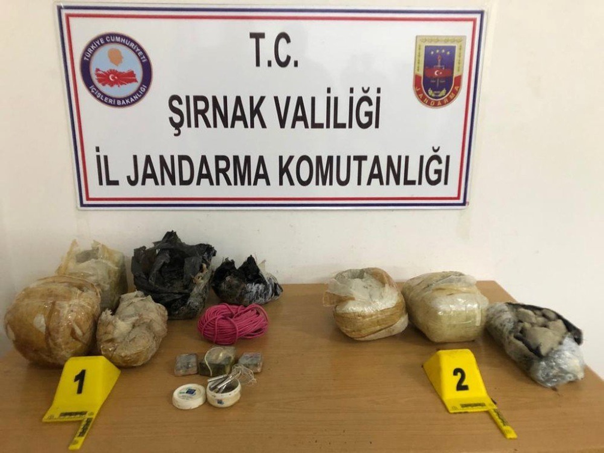 PKK\'lı Teröristlerin Yola Tuzakladığı 30 Kiloluk Eyp Bulundu