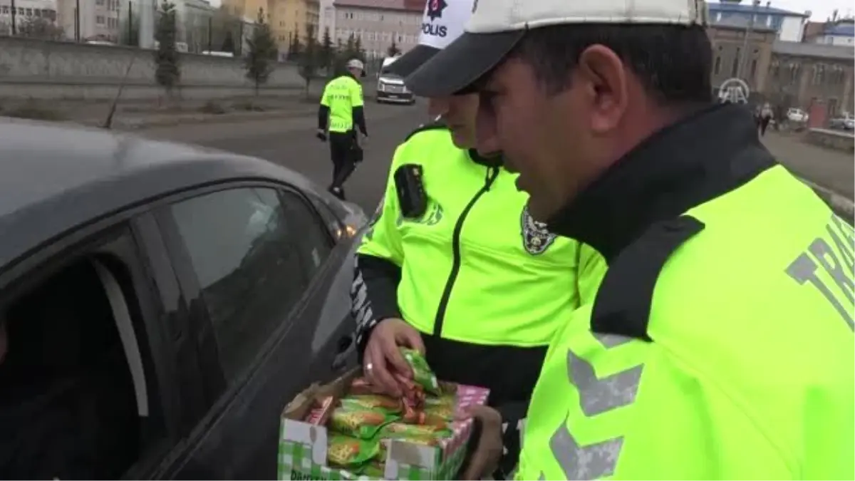 Polislerden Sürücülere Çikolatalı Uygulama