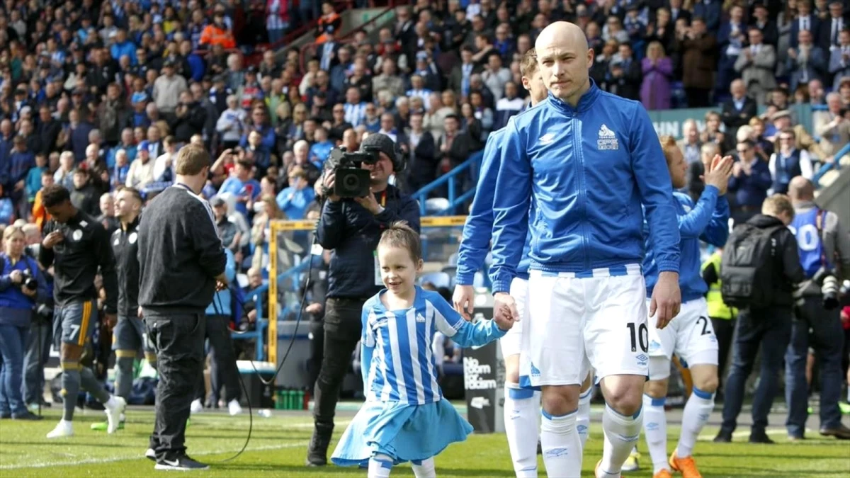Premier League\'den düşen Huddersfield kanser hastası küçük bir kızın umudu oldu