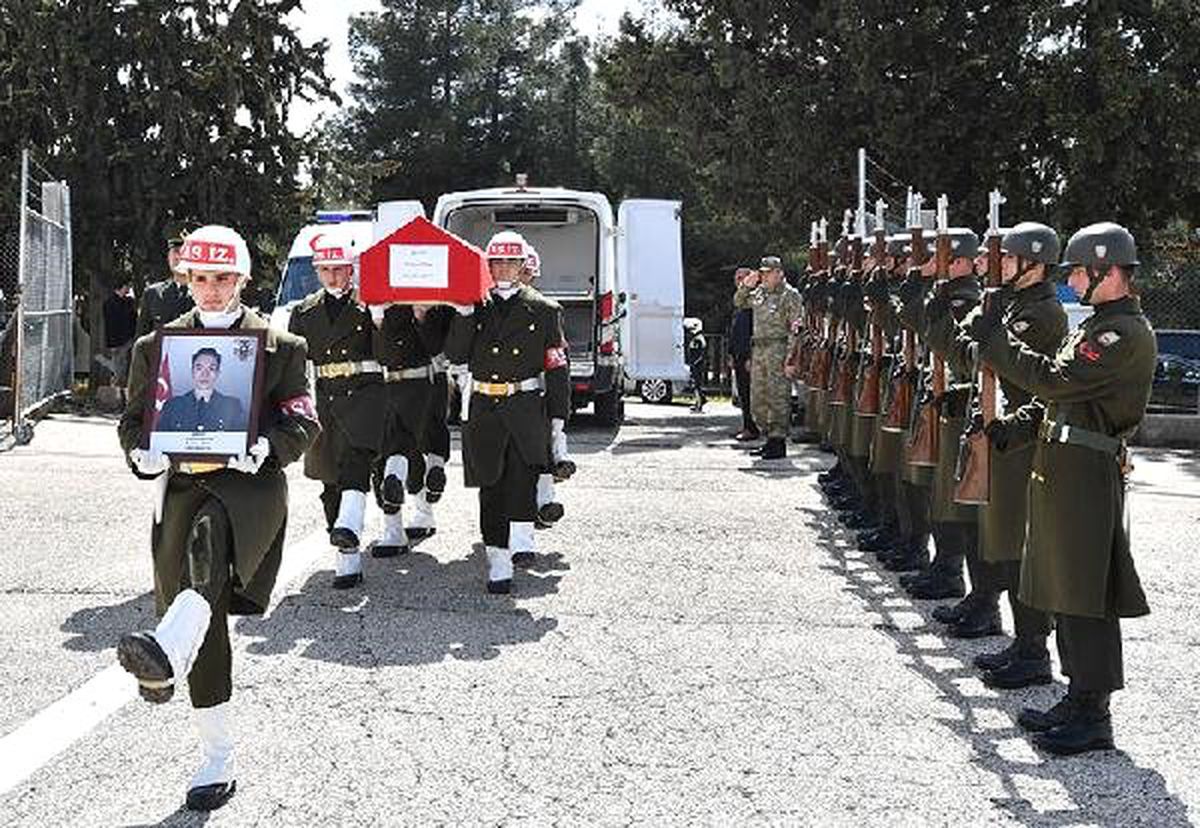 Şehit Uzman Onbaşı\'nın Cenazesi Gözyaşlarıyla Uğurlandı (2)