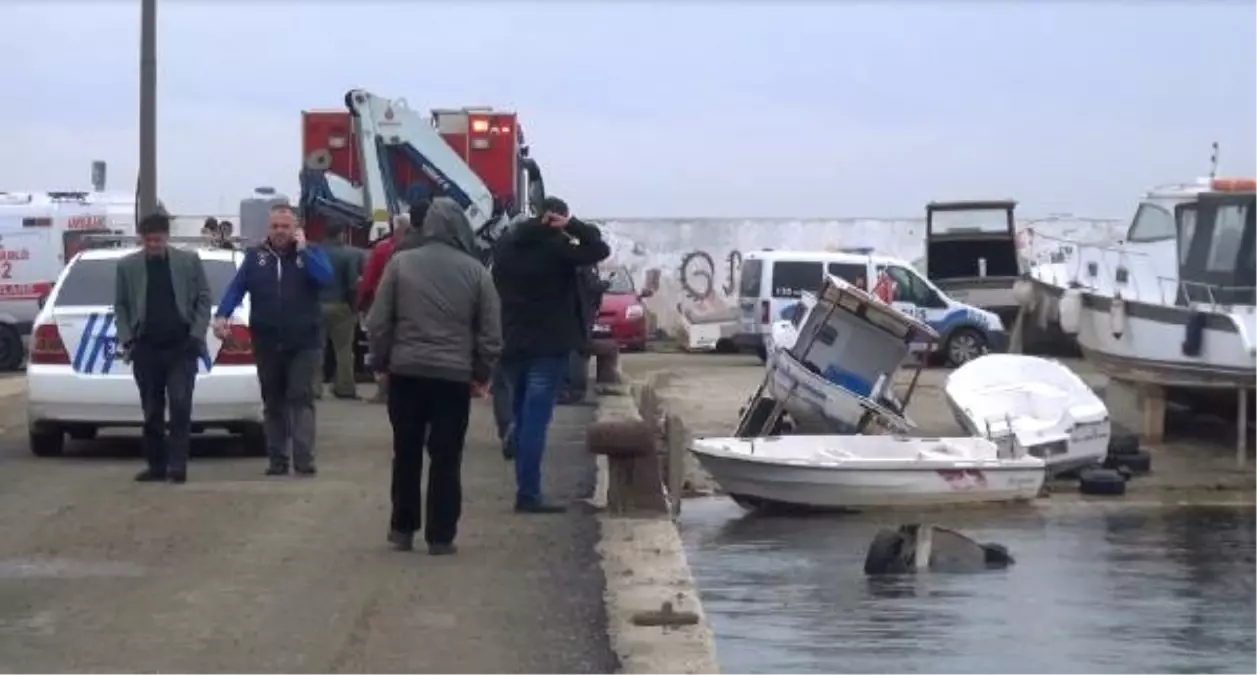 Silivri\'de Otomobil Denize Uçtu, Sürücüyü Sahildekiler Kurtardı