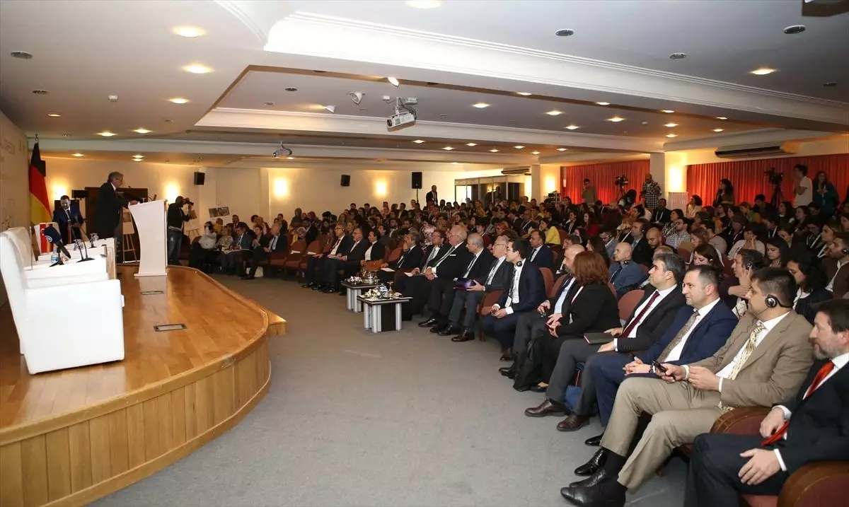 Sosyal Uyuma Giden Yollar" Konferansı