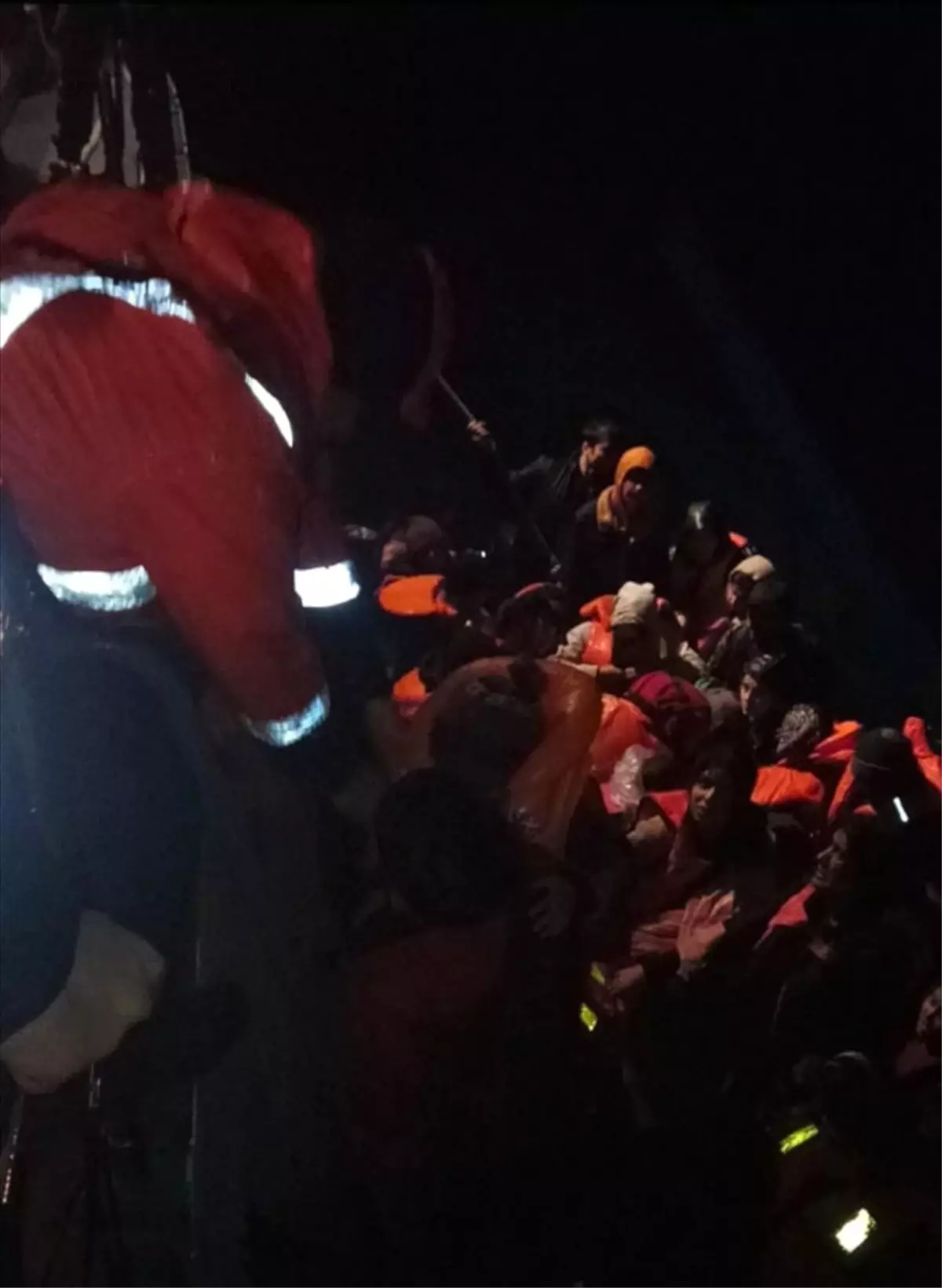 Sürüklenen Bottaki 43 Düzensiz Göçmen Kurtarıldı