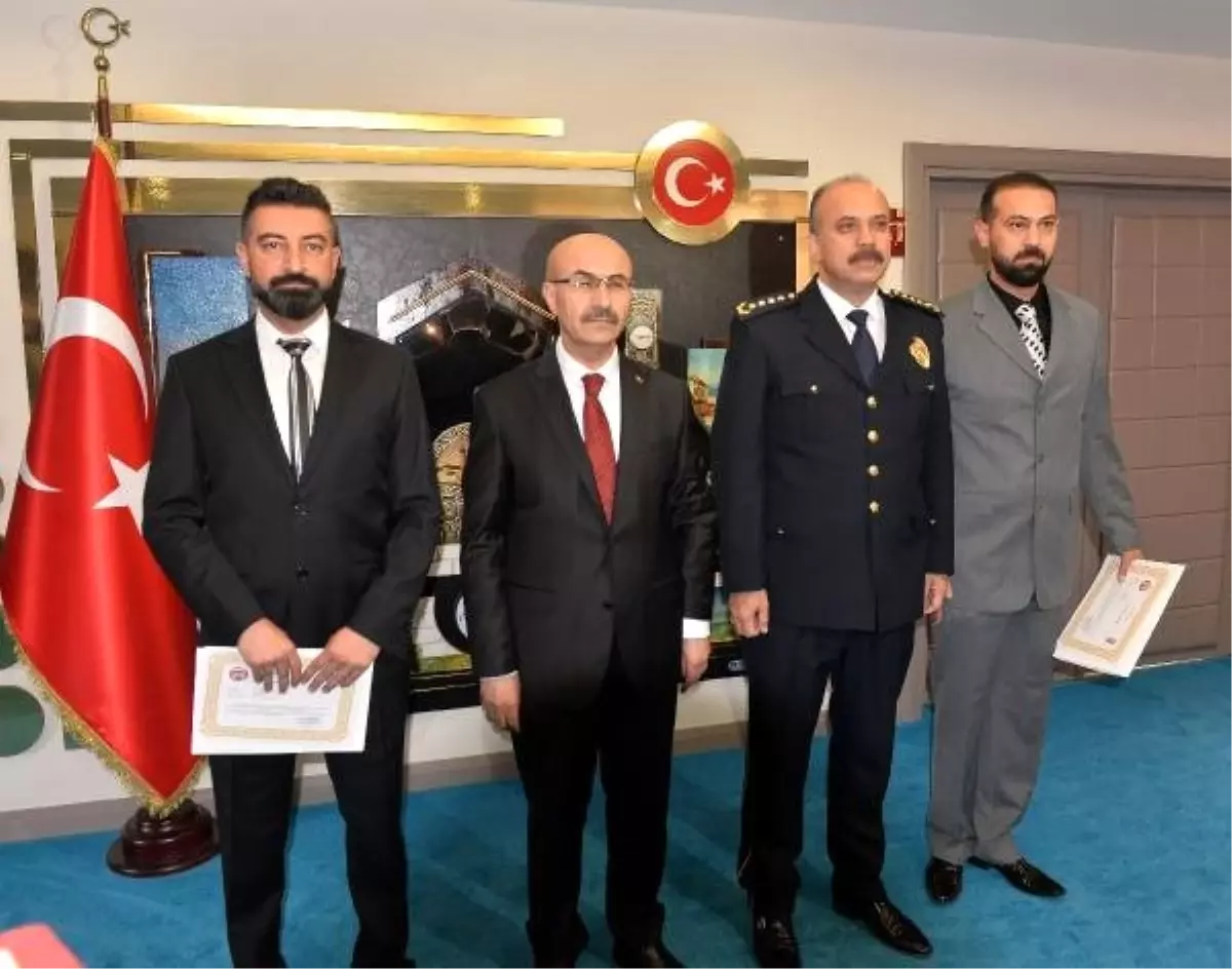 Vali, Filmleri Aratmayan Uyuşturucu Operasyonundaki Polisleri Kutladı