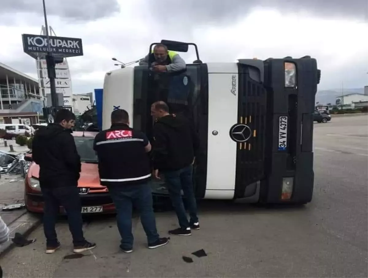 Virajı Alamayan Tır Otomobilin Üzerine Devrildi