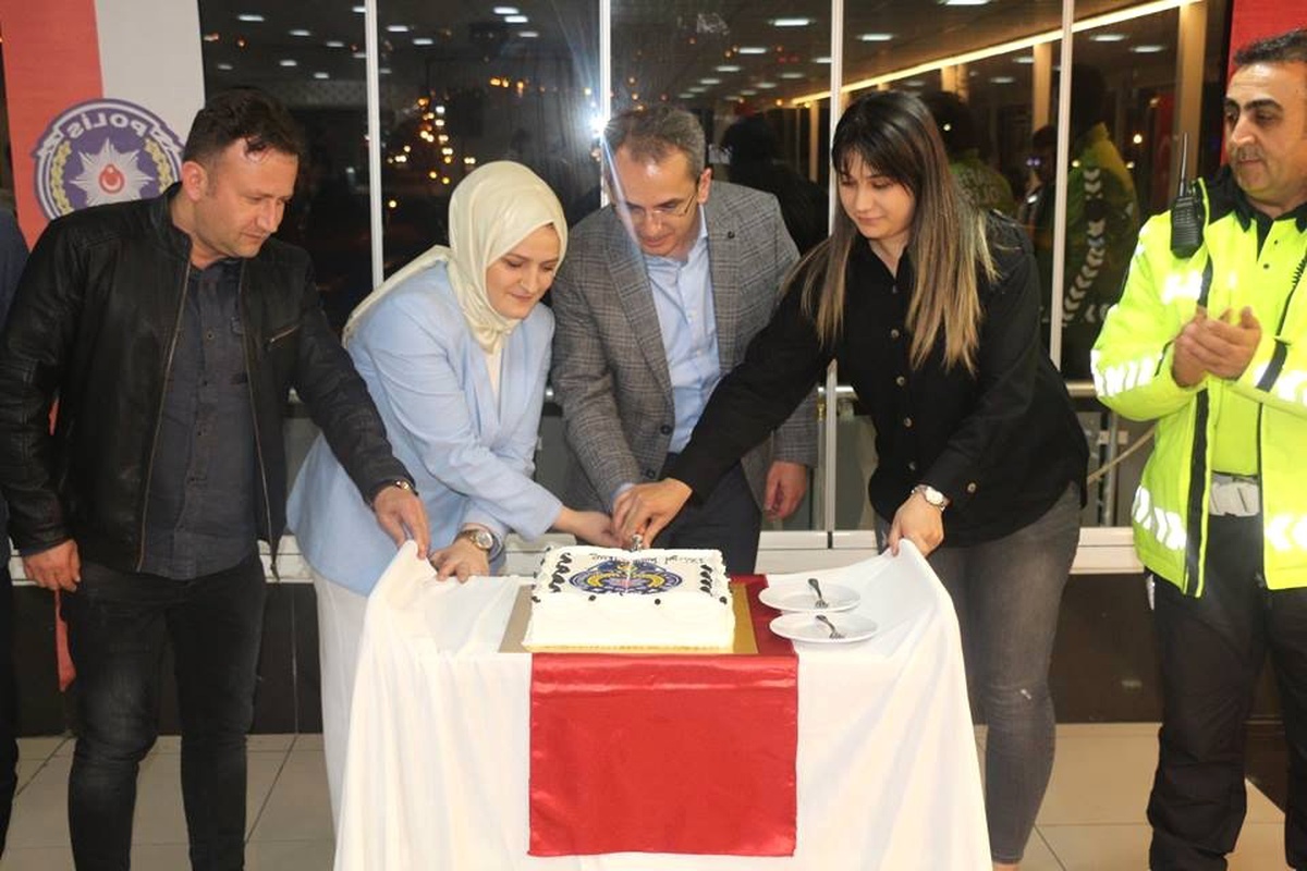 174. Yaş Günü Pastasını Kaymakamla Birlikte Kestiler