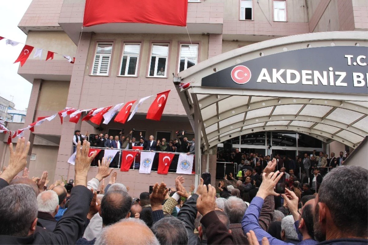 AK Parti\'nin Mersin Merkezde Seçilen İlk Belediye Başkanı Mazbatasını Aldı