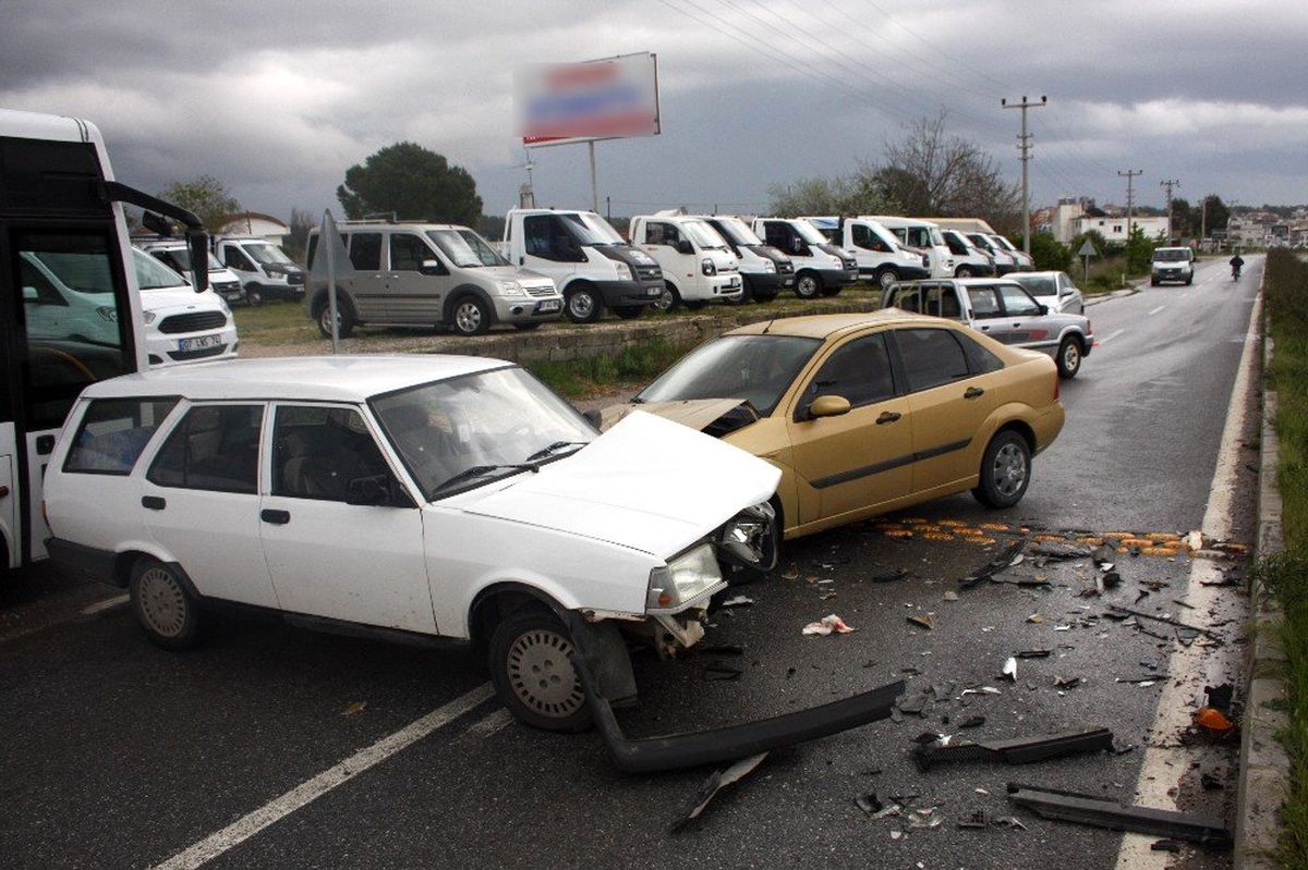 Antalya\'da Trafik Kazası: 2 Yaralı