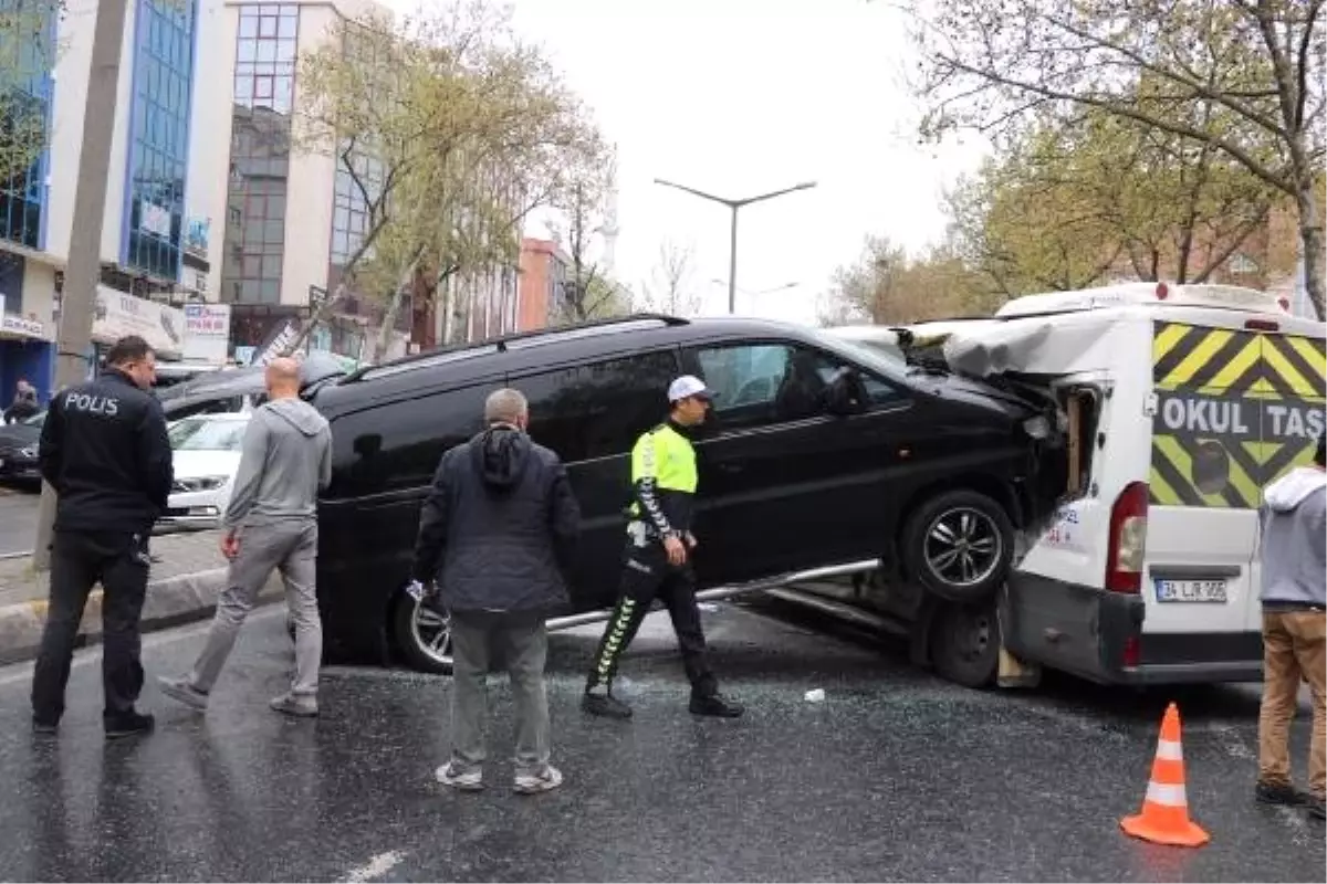 Ataşehir\'de Minibüs Servis Aracına Böyle Çarptı