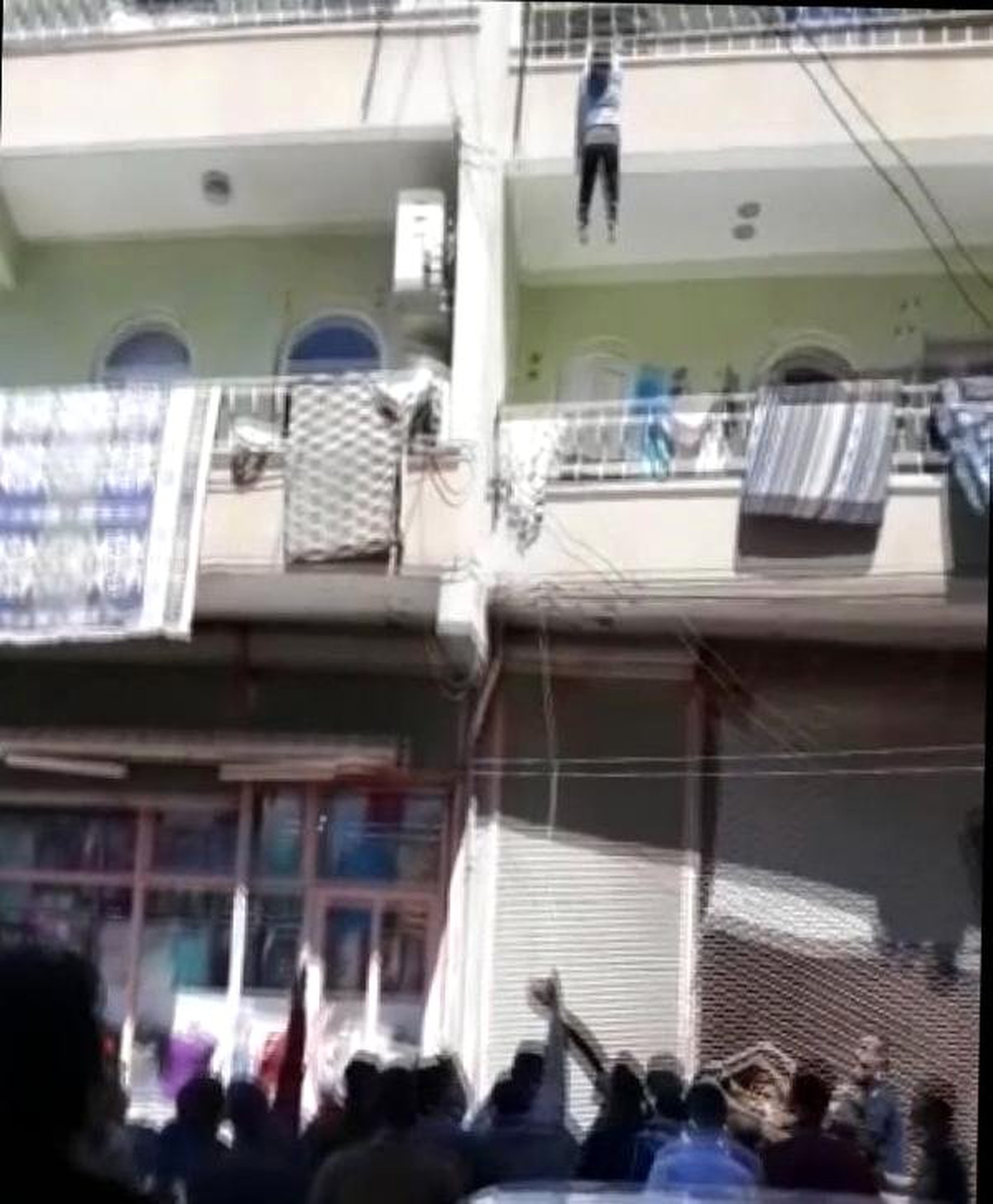 Balkondan Düşen Çocuğu Vatandaşlar Kurtardı