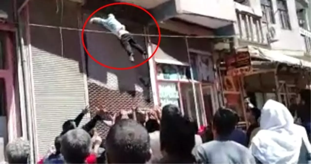 Balkondan Düşen Küçük Çocuğu Vatandaşlar Havada Yakaladı