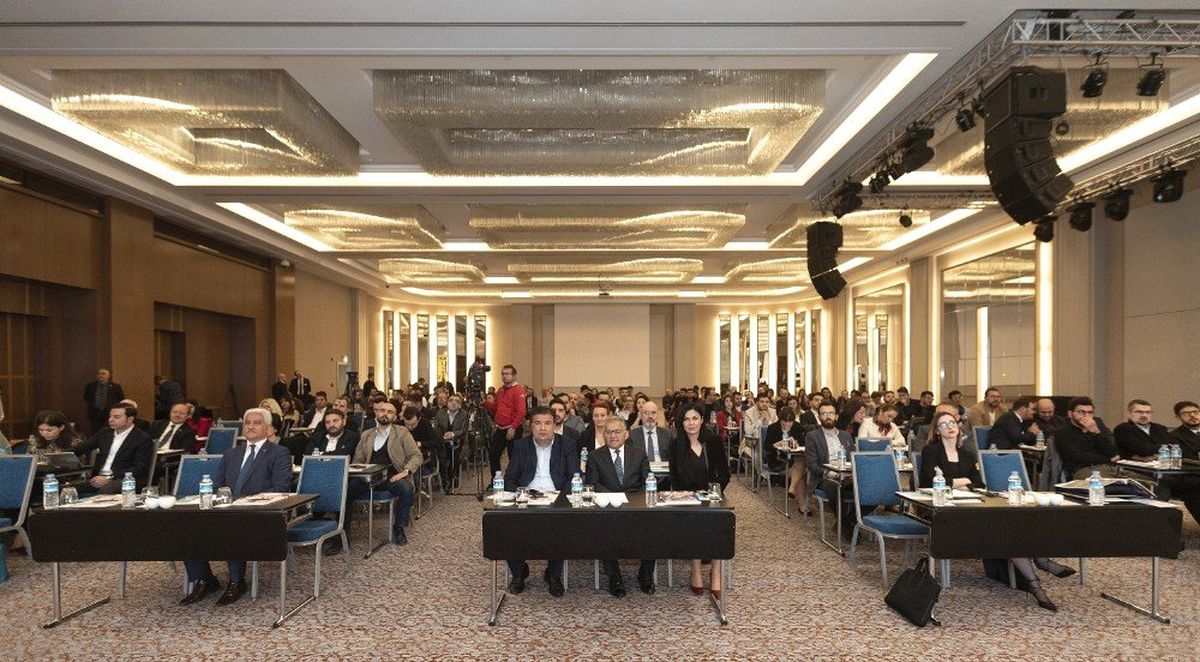 Başkan Büyükkılıç, "Akıllı İşler" Konu Başlıklı İnteraktif Pazarlama Zirvesi\'ne Katıldı