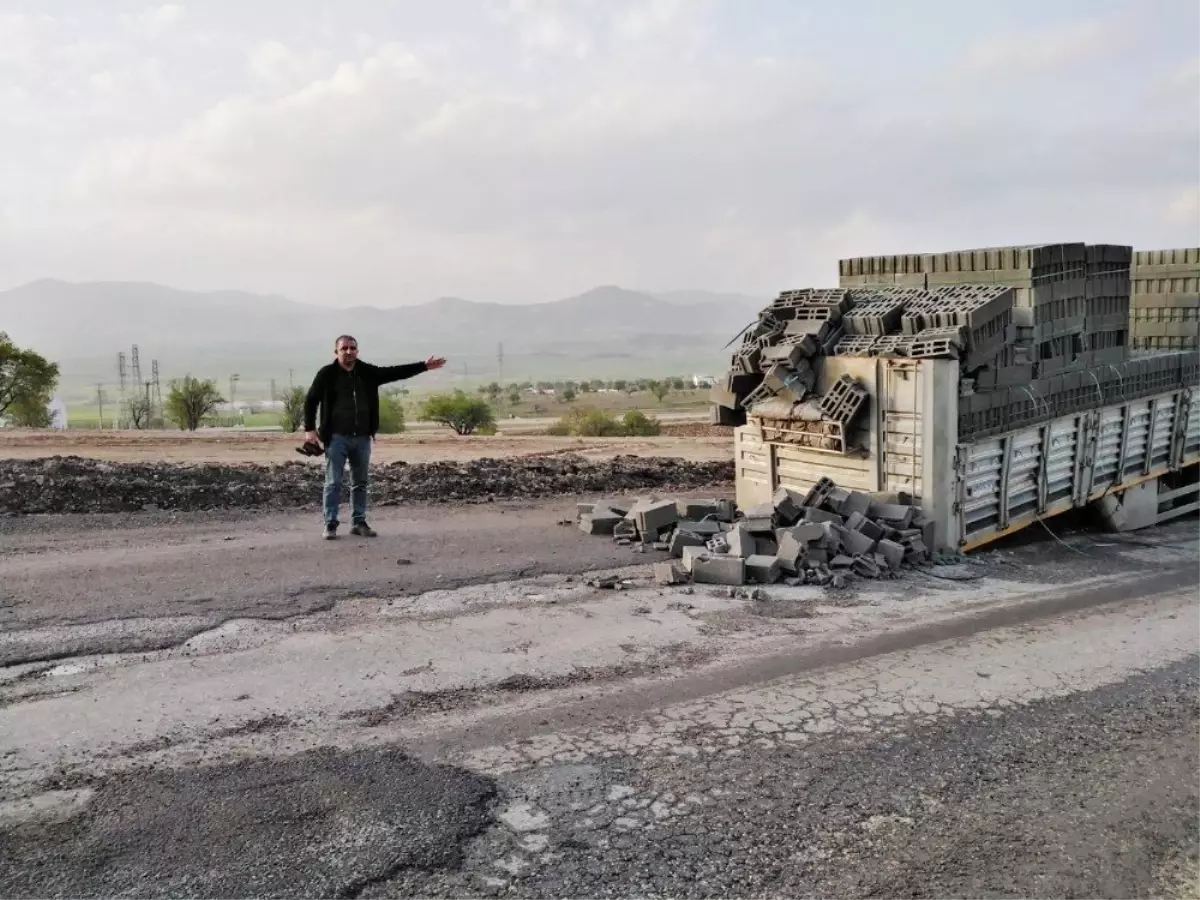 Bozuk Yola Giren Tırın Dorsesi Yerinden Çıktı