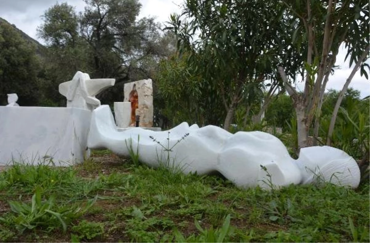 Datça\'da, Akademi Bahçesinde Sergilenen Tanrıça Heykellerine Saldırı