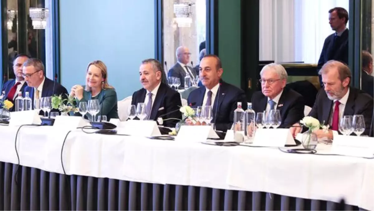 Dışişleri Bakanı Çavuşoğlu Hollanda\'da